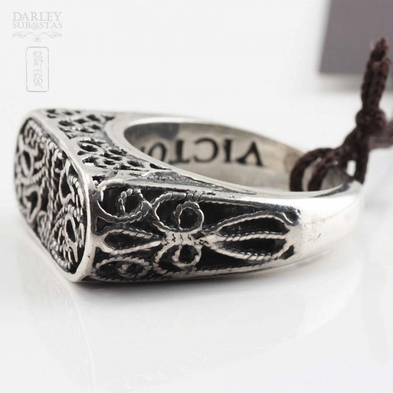 Nice ring with floral cut 