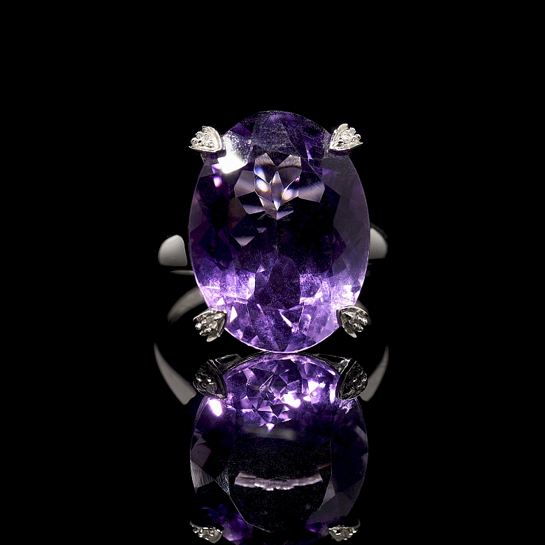 Anillo de oro blanco 18 kt con amatista y diamantes - 2