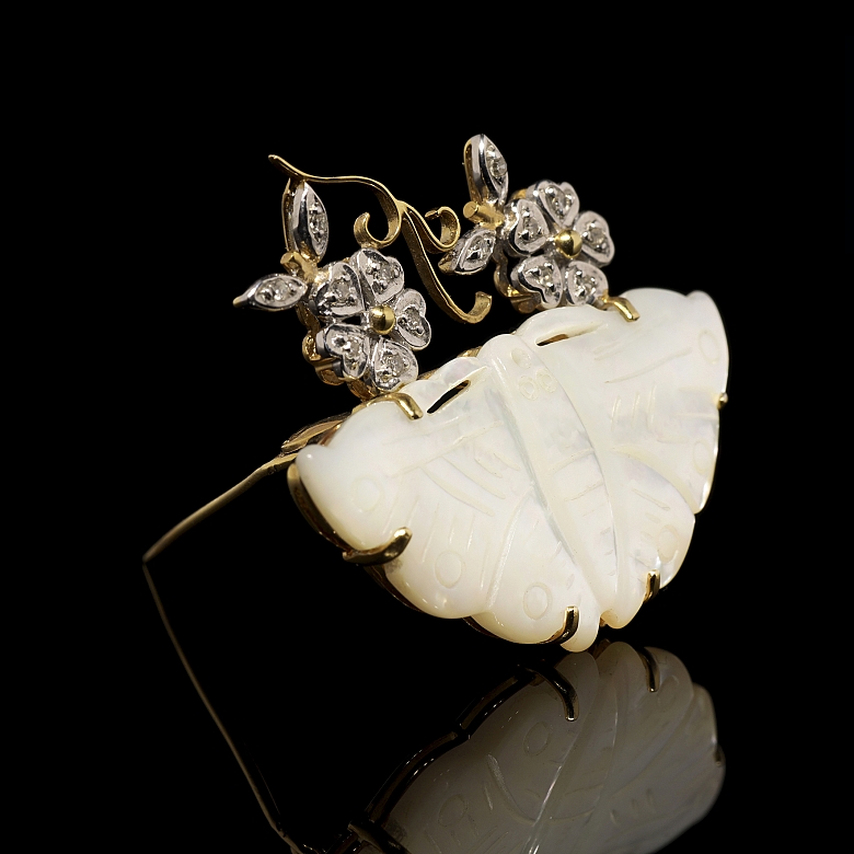 Broche con forma de mariposa en oro de 18K, nácar y diamantes