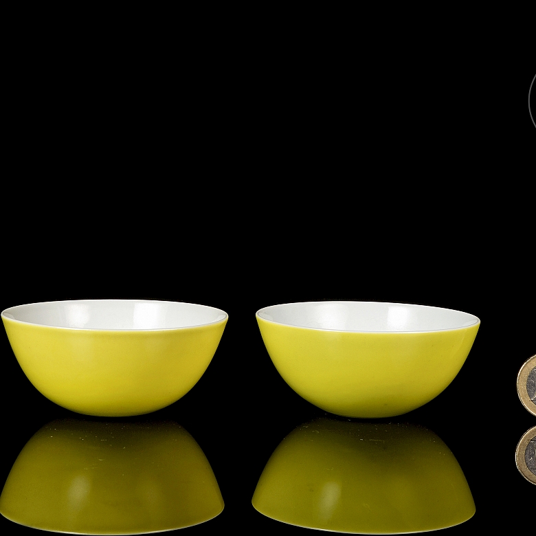 Pair of cups with lemon yellow enamel, marked Yongzheng