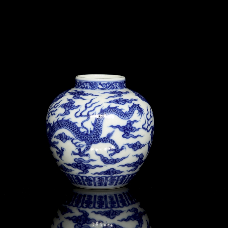 Blue and white enamel porcelain vase “Dragon”, with Guangxu seal - 1