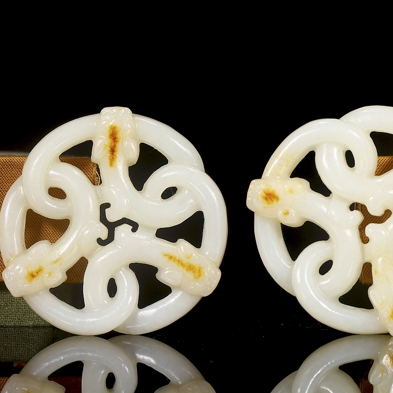 Pair of Hetian jade pendants, ‘Snakes,’ Qing dynasty