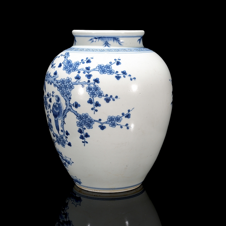 Glazed porcelain jar ‘Birds in Branch’, with Qianlong seal