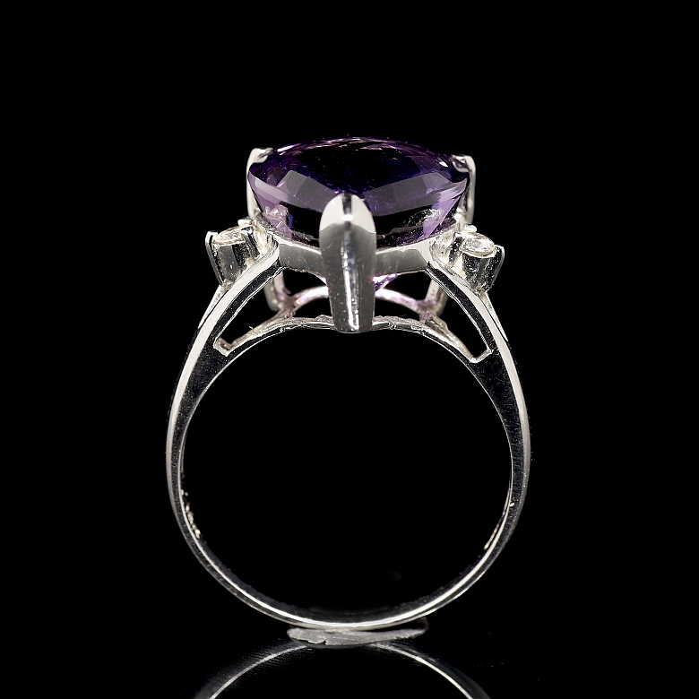 Anillo de oro blanco 18k con amatista y diamantes