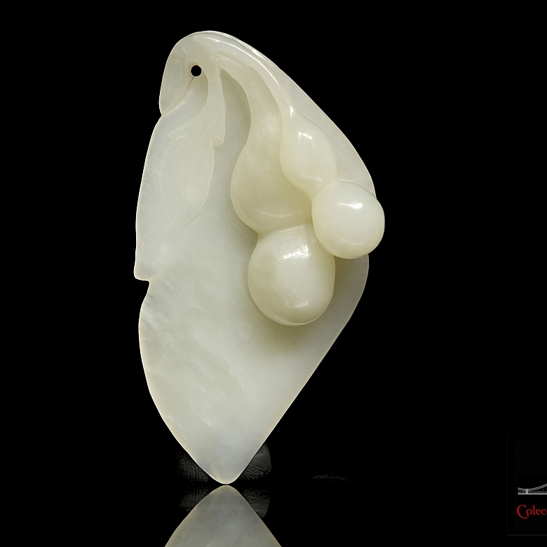 White jade pendant “Fruits”, Qing dynasty.