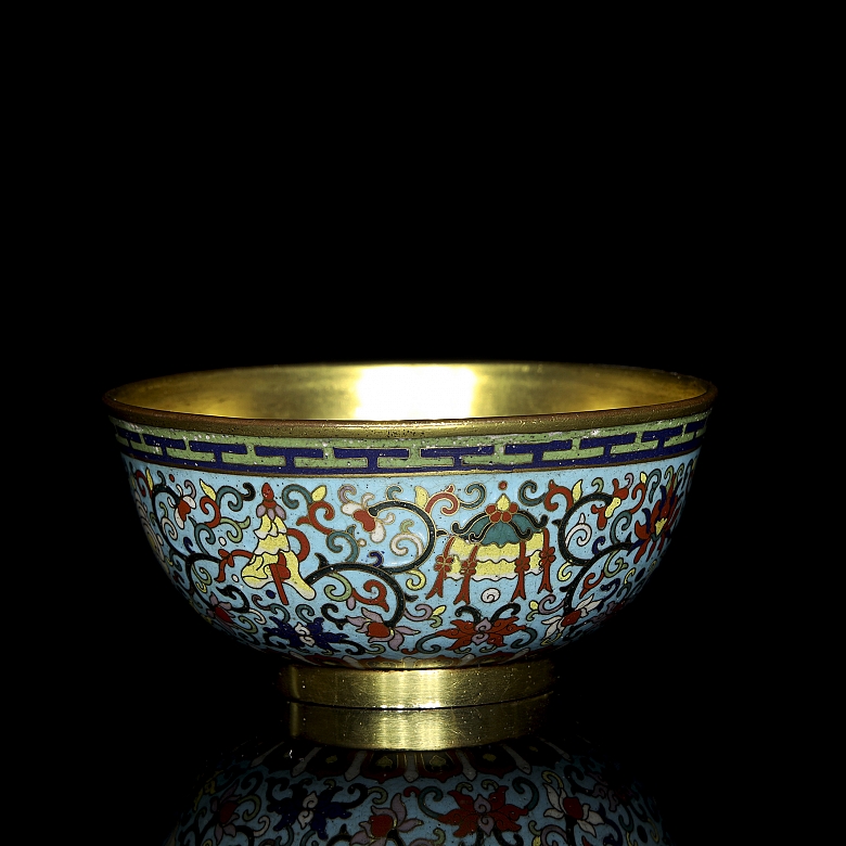 Cuenco de bronce con esmalte cloisonné, dinastía Qing