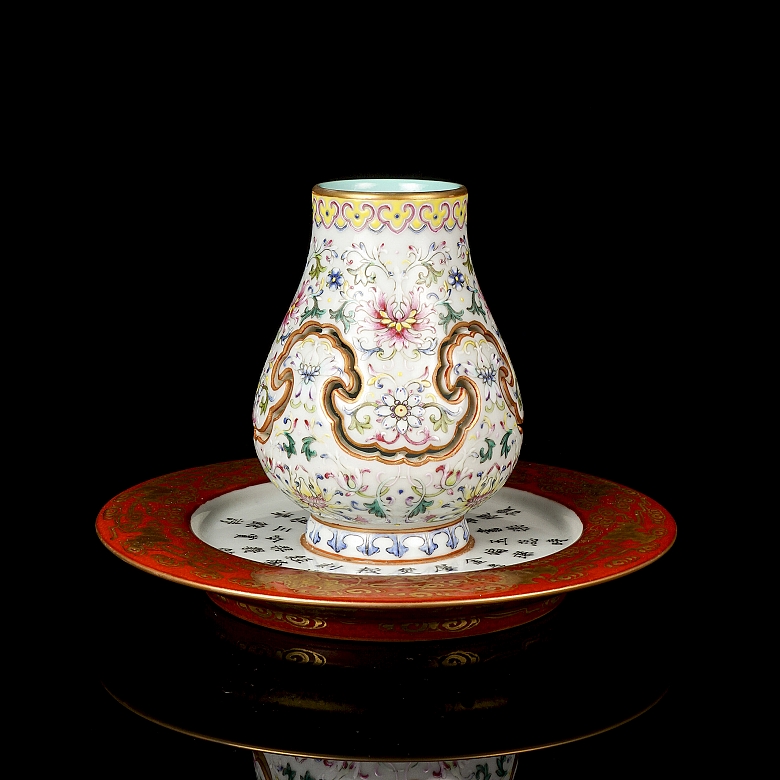 Jarrón de porcelaa con esmaltes familia rosa, con sello Qianlong