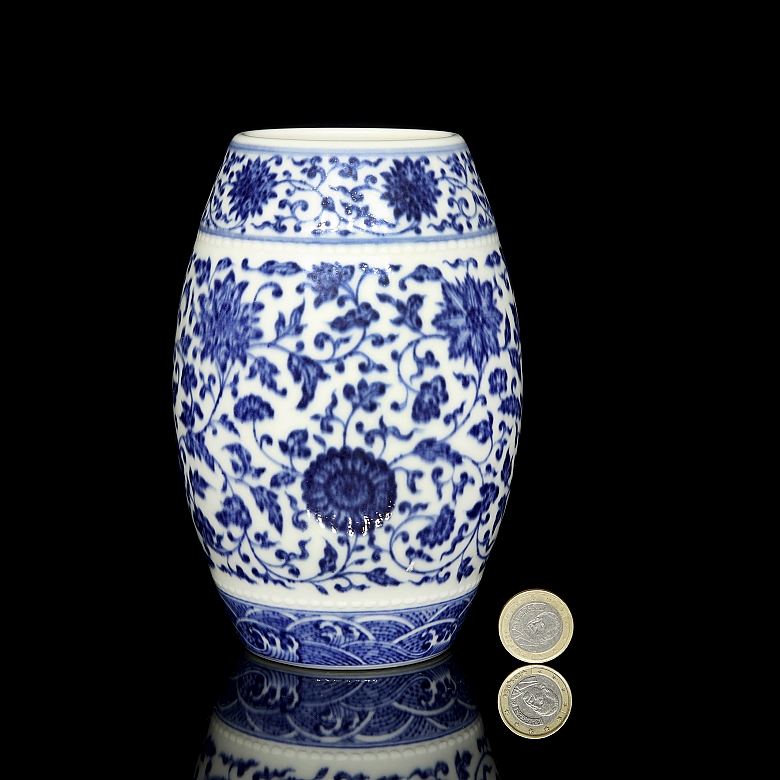 Jarrón azul y blanco con forma de barril 