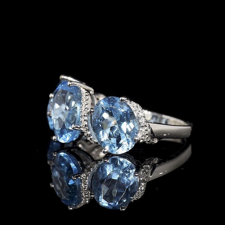 Conjunto de anillo y pendientes en oro blanco de 18K con topacios