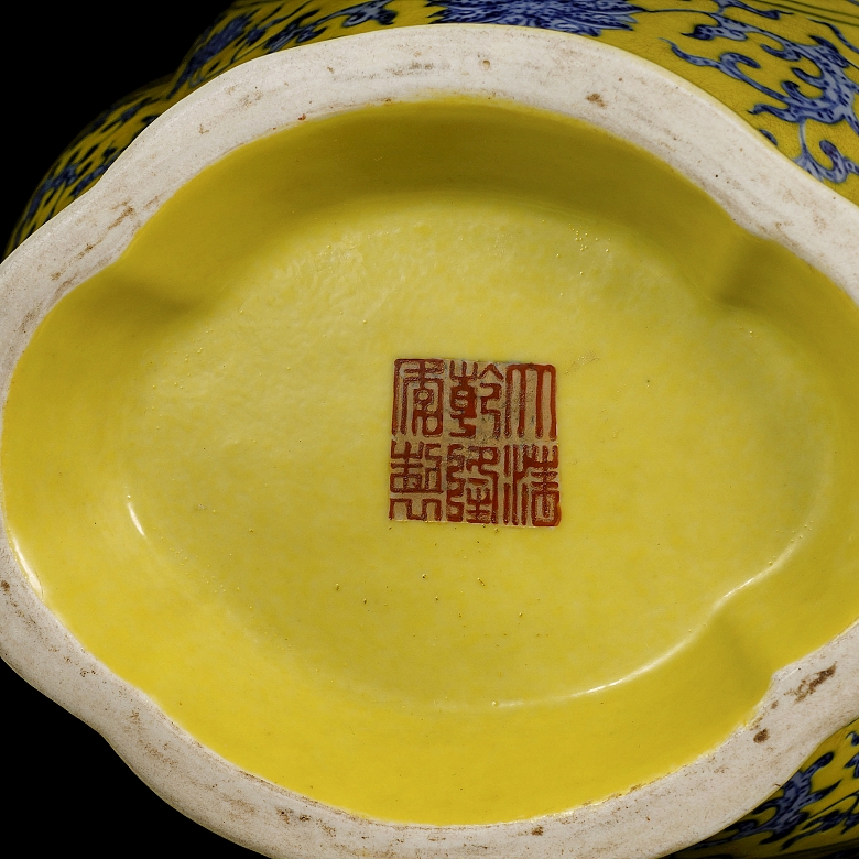 Jarrón de porcelana en azul y amarillo 