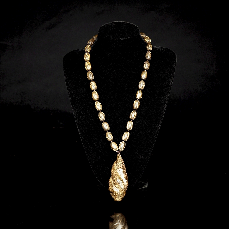 Colgante con cuentas de madera tallada, s.XX