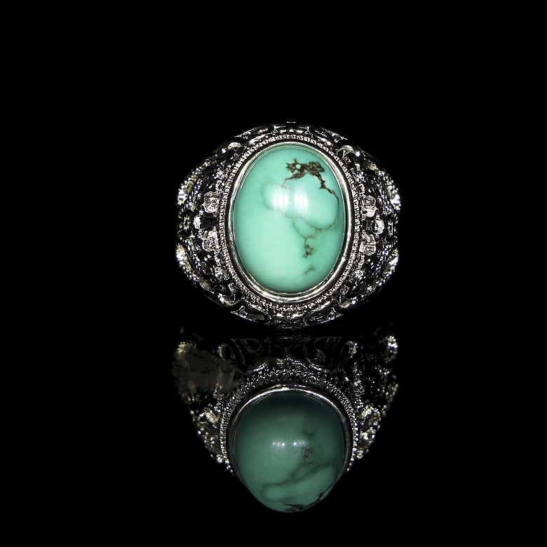 Anillo de plata repujada y turquesa