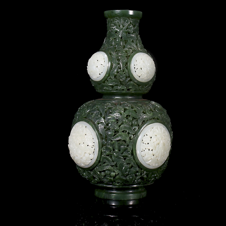 Jarrón Hulu de jade de Hetian blanco y verde espinaca, dinastía Qing