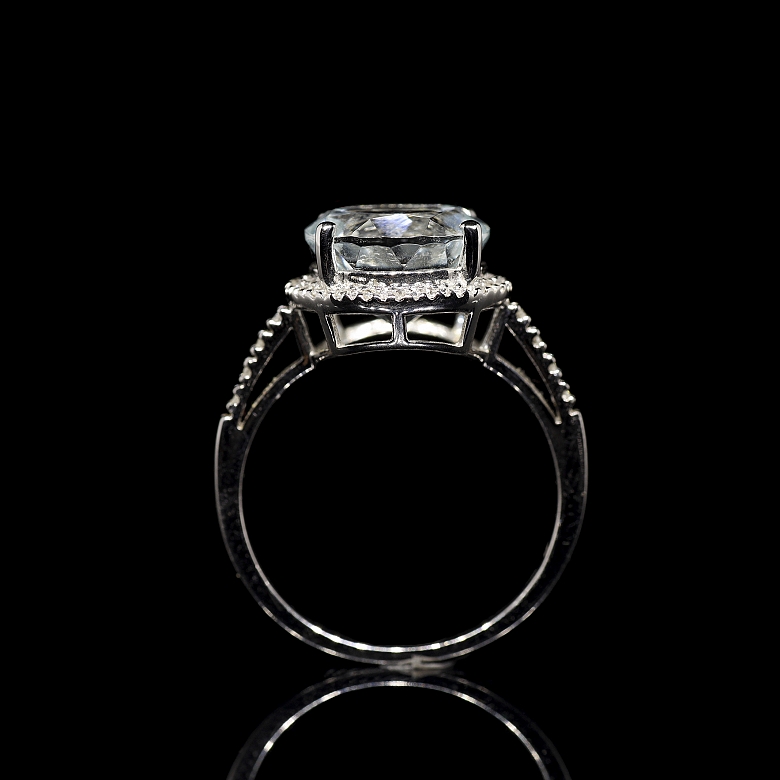 Anillo en oro blanco de 18 kt con aguamarina y diamantes