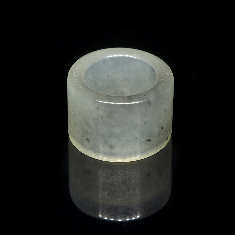 Anillo de arquero de jade blanco tallado, s.XX