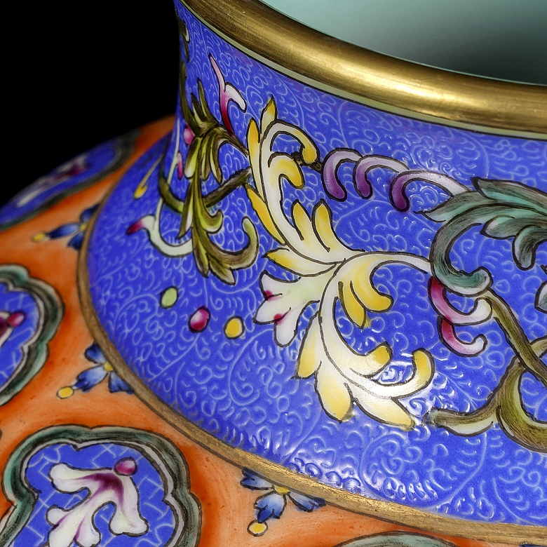 Porcelain vase with Yangcai enamel “Flowers,” with Qianlong seal