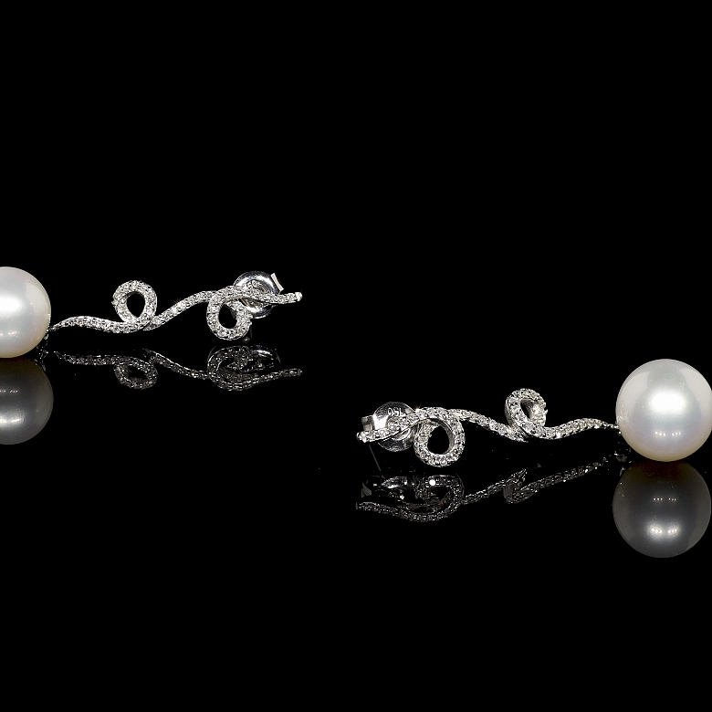 Pendientes en oro blanco 18k con perlas blancas y diamantes