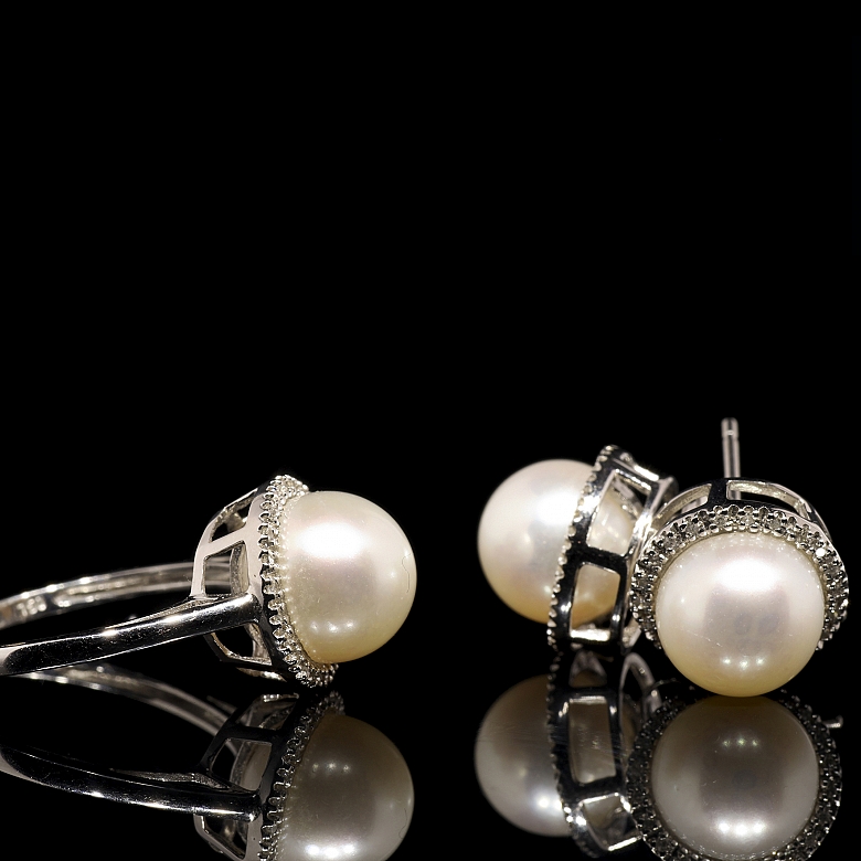Conjunto en oro blanco de 18K, perlas y diamantes