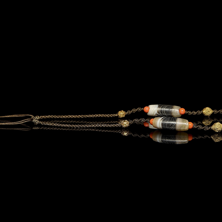 Necklace with agate and gilded bronze Dizi beads, Tibet, 15th century