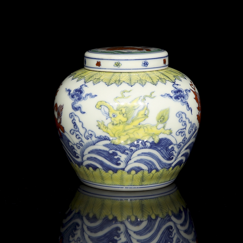 Porcelain vessel ‘Mythical Beasts’, marked Tianqi - 1