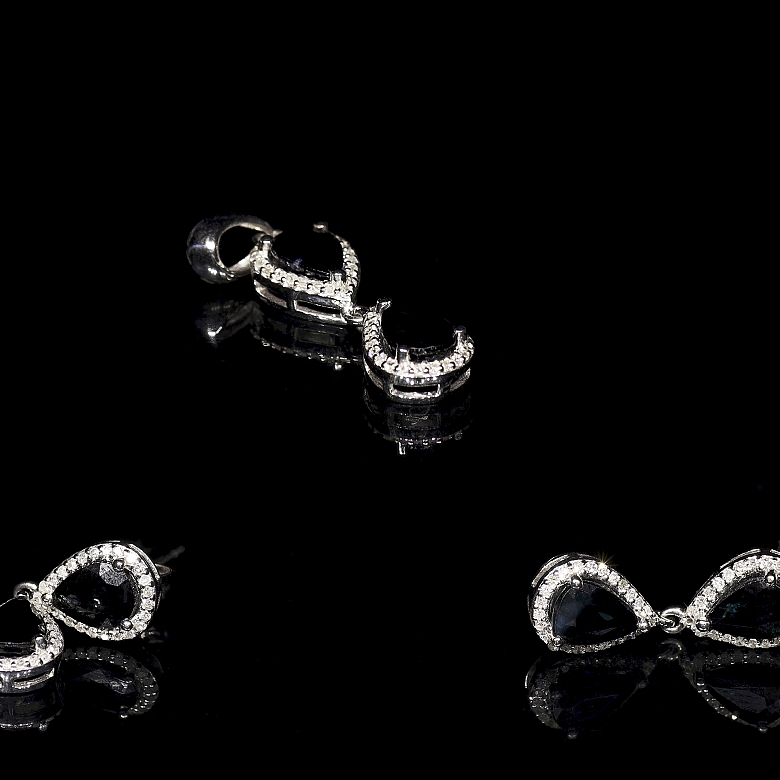 Conjunto de pendientes y colgante en oro blanco 18k con zafiros y diamantes