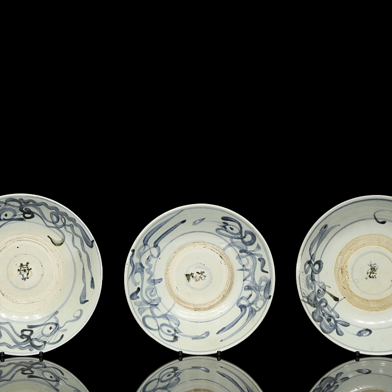 Tres platos de cerámica esmaltada, dinastía Ming