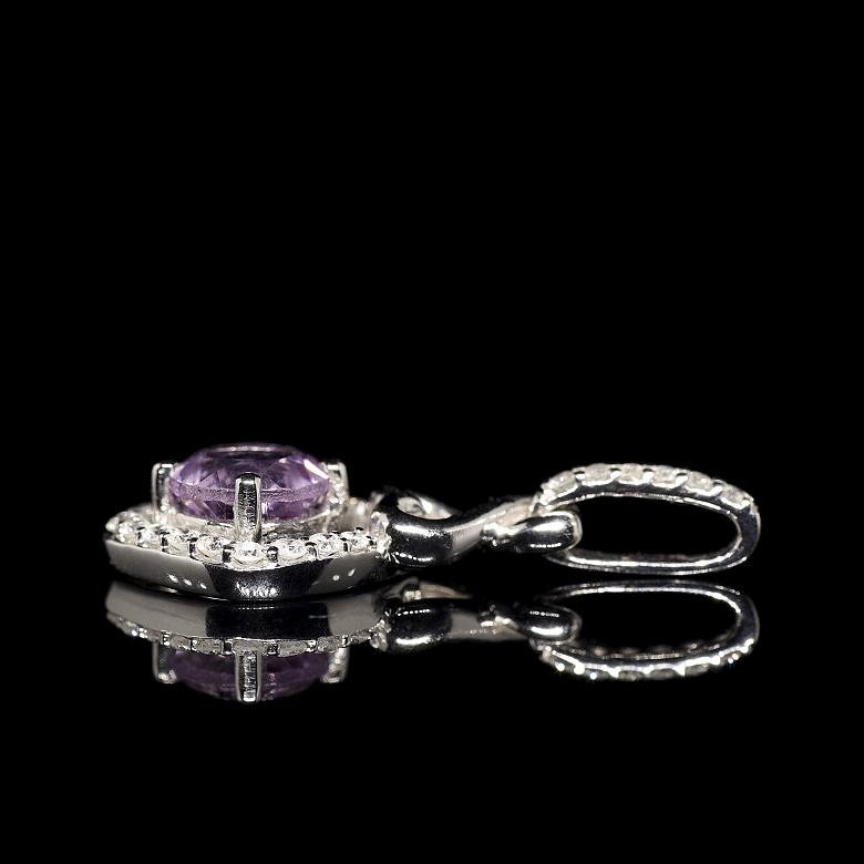 Colgante de oro blanco de 18K con amatista y diamantes