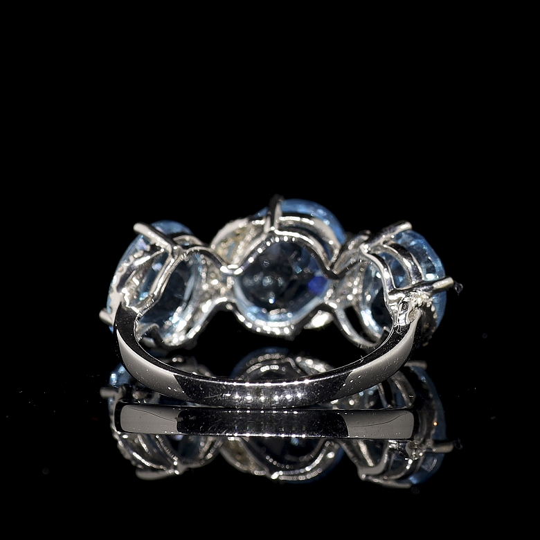 Conjunto de anillo y pendientes en oro blanco de 18k con topacios