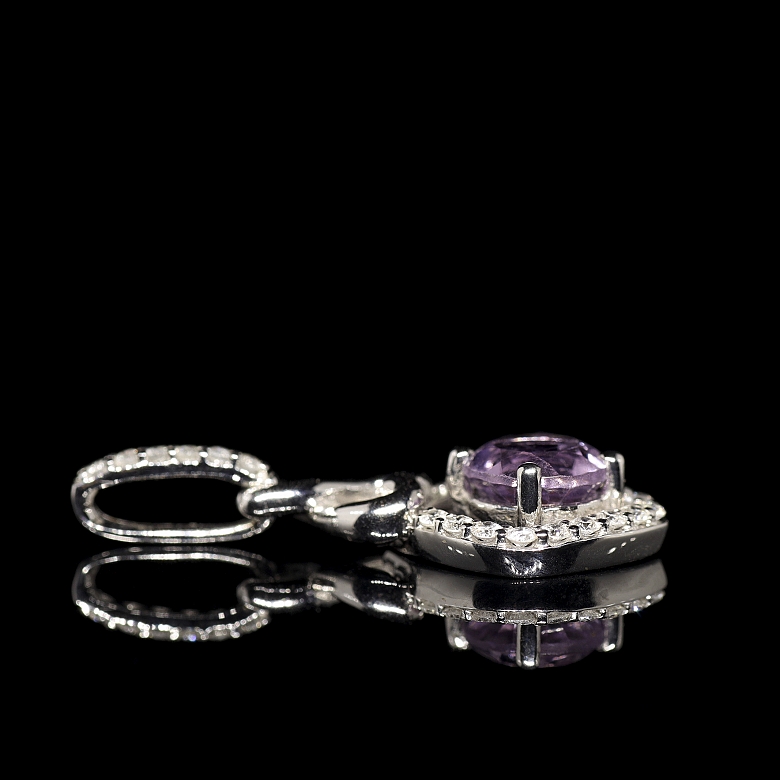 Colgante de oro blanco de 18 kt con amatista y diamantes