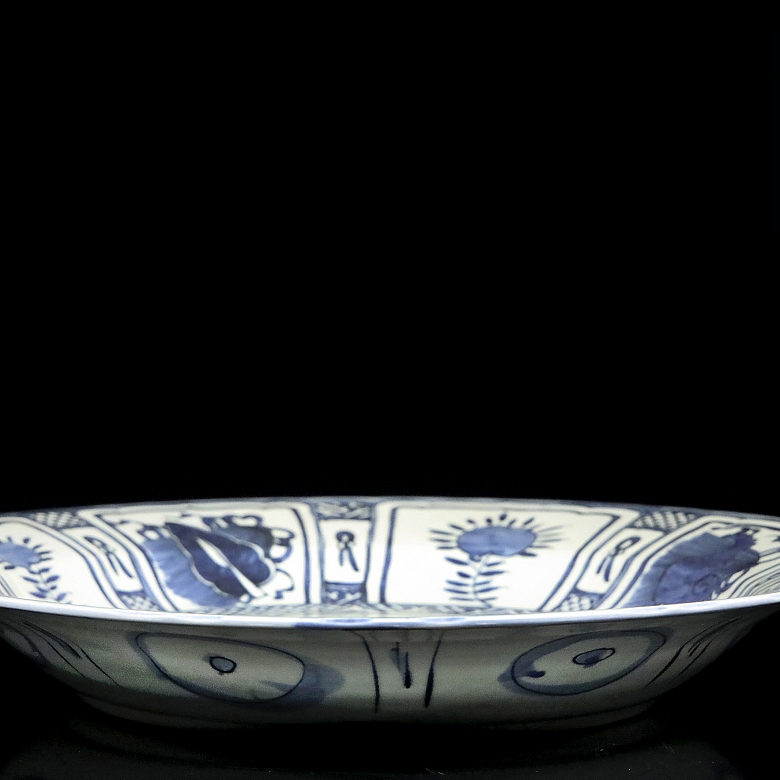 Plato de porcelana azul y blanco, S.XX - 6