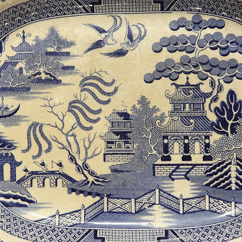 两只蓝色柳树纹“石质瓷器”托盘，19世纪