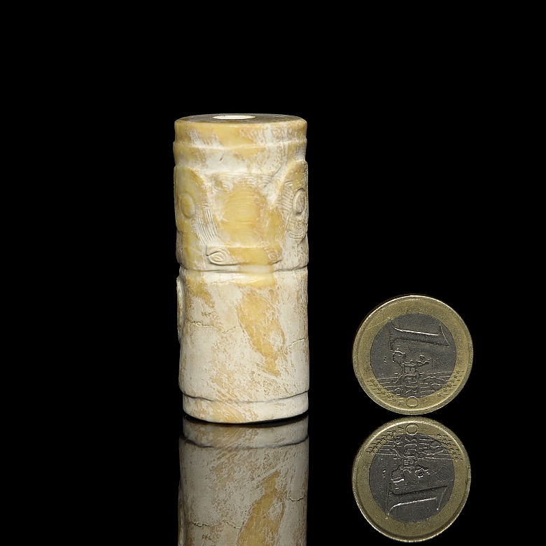 Colgante cilíndrico de jade Jigubai, cultura Liagnzhu