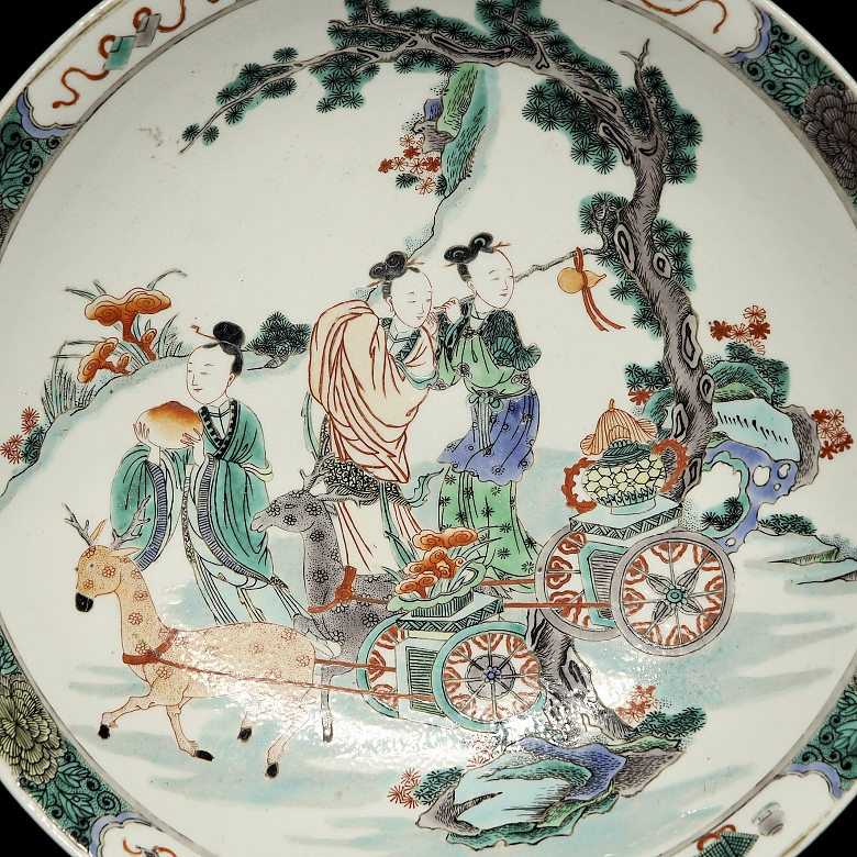 Famille verte porcelain plate, ‘Court scene’, with Kangxi mark - 1