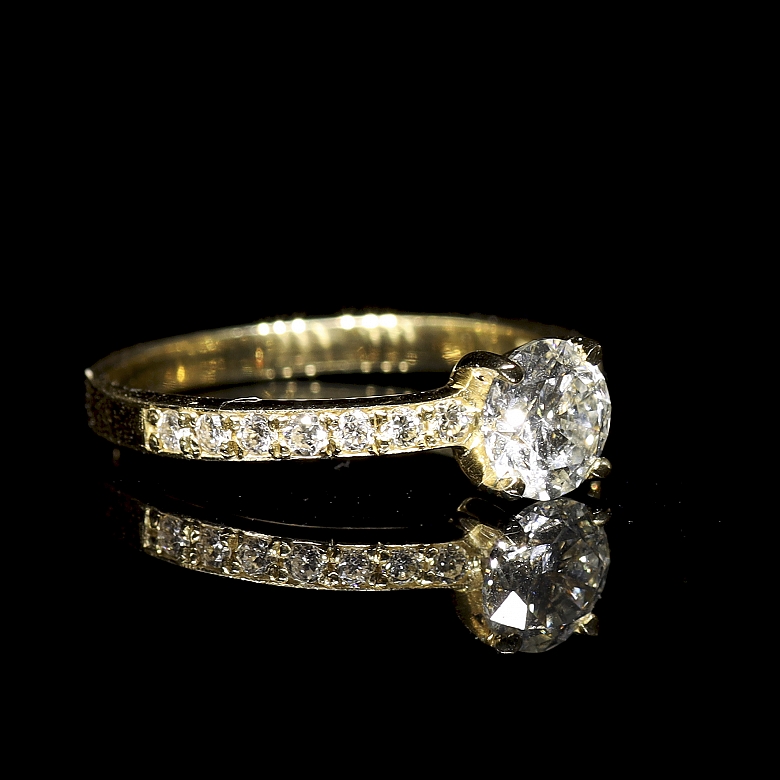 Anillo solitario de oro amarillo con diamantes, 0,91ct certificado GCI