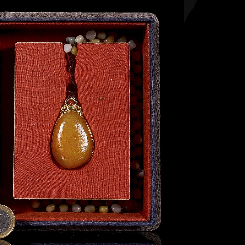 Collar de jade tallado de Hetian con montura de metal dorado, s.XX