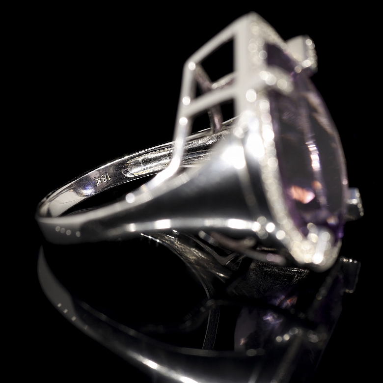 Anillo en oro blanco de 18 kt con una amatista y diamantes