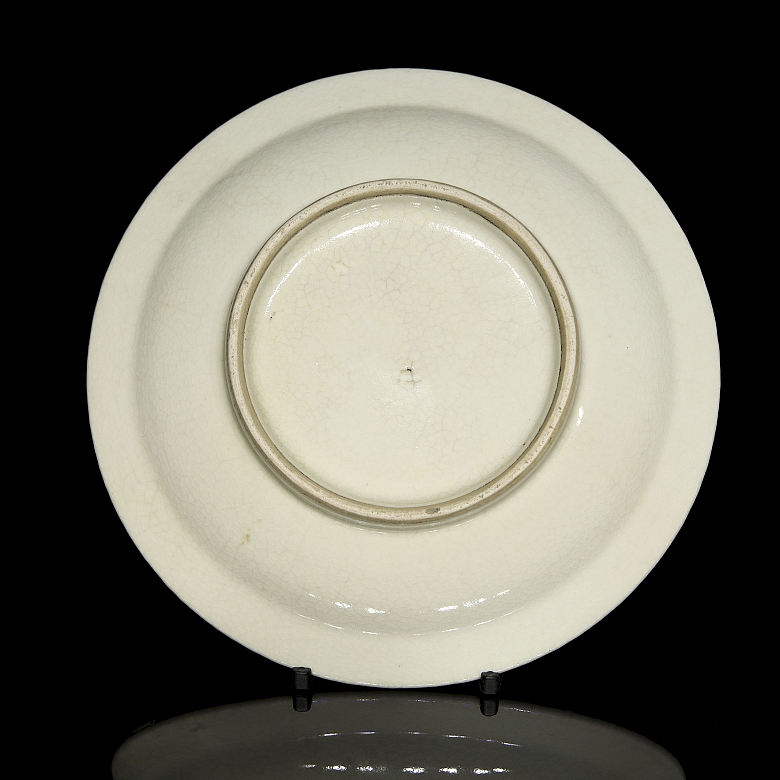 Plato de cerámica con vidriado blanco, dinastía Qing