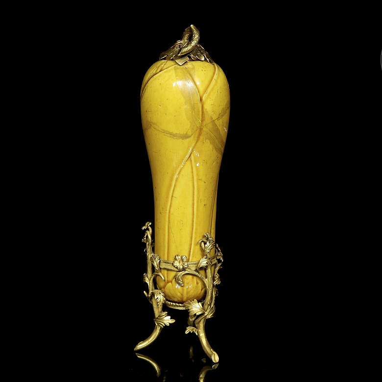 Calabaza de cerámica con pie de metal, s.XIX