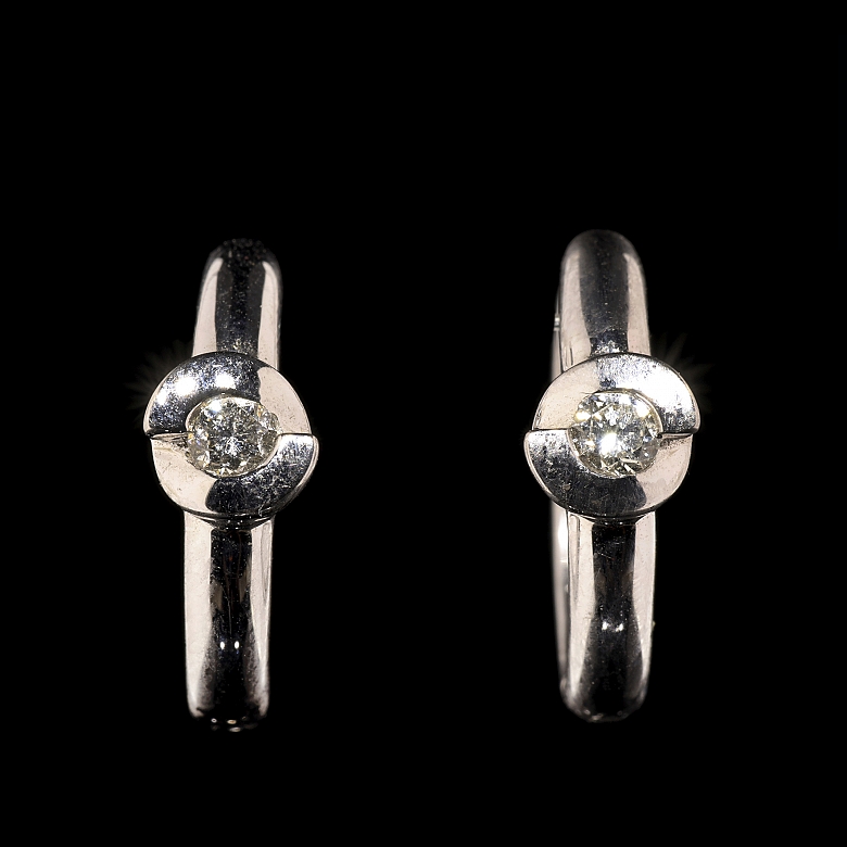Pendientes de aro en oro blanco de 18K con diamantes