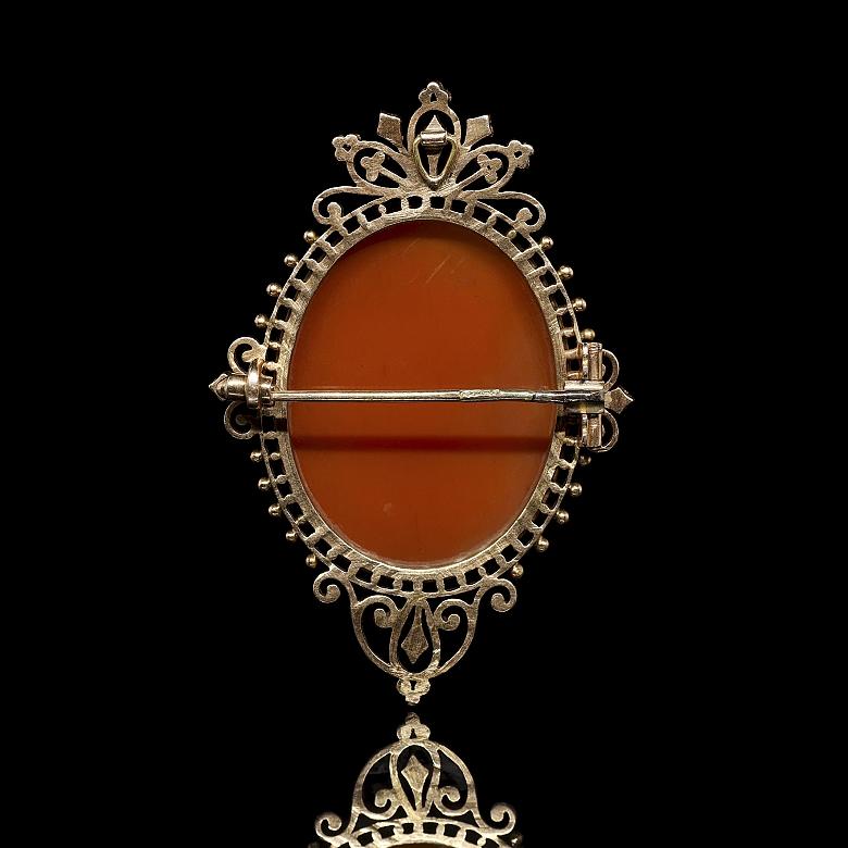 Broche de oro amarillo de 14 k con camafeo