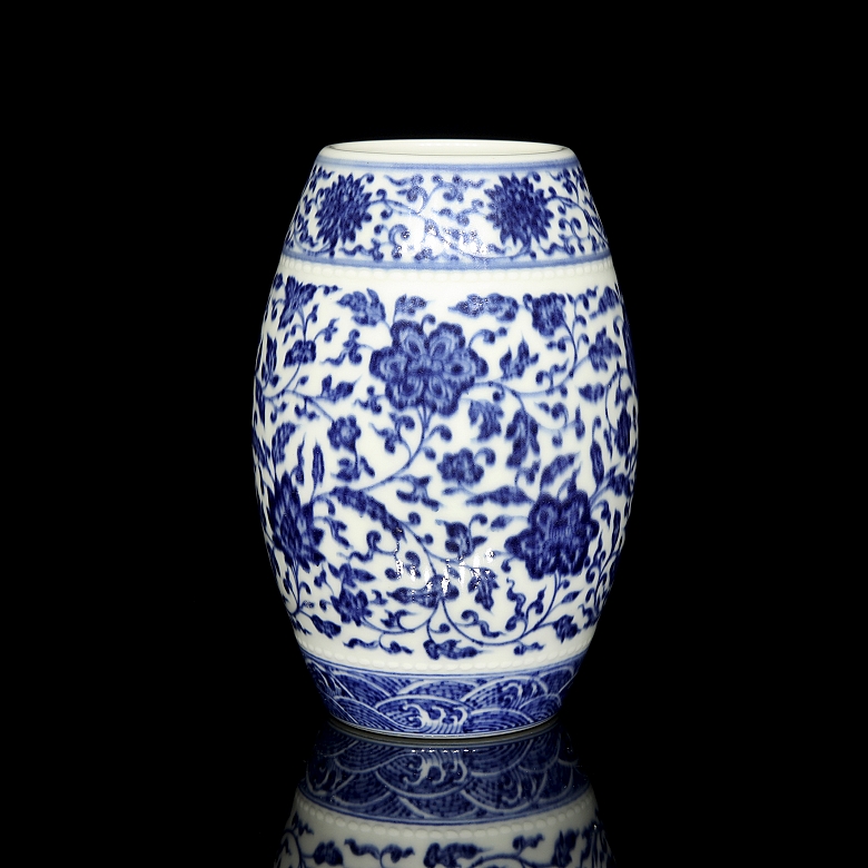 Jarrón azul y blanco con forma de barril 