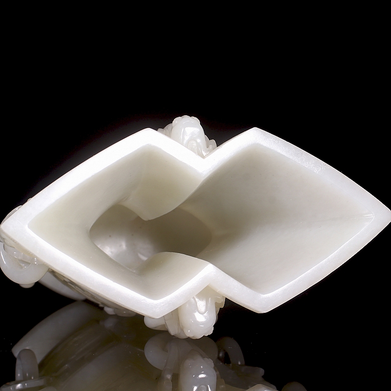 Jarrón romboidal de jade blanco, dinastía Qing