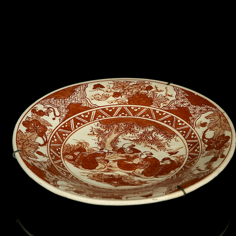 Iron-red enamelled porcelain plate ‘Garden Scene’, with Yongle mark - 6