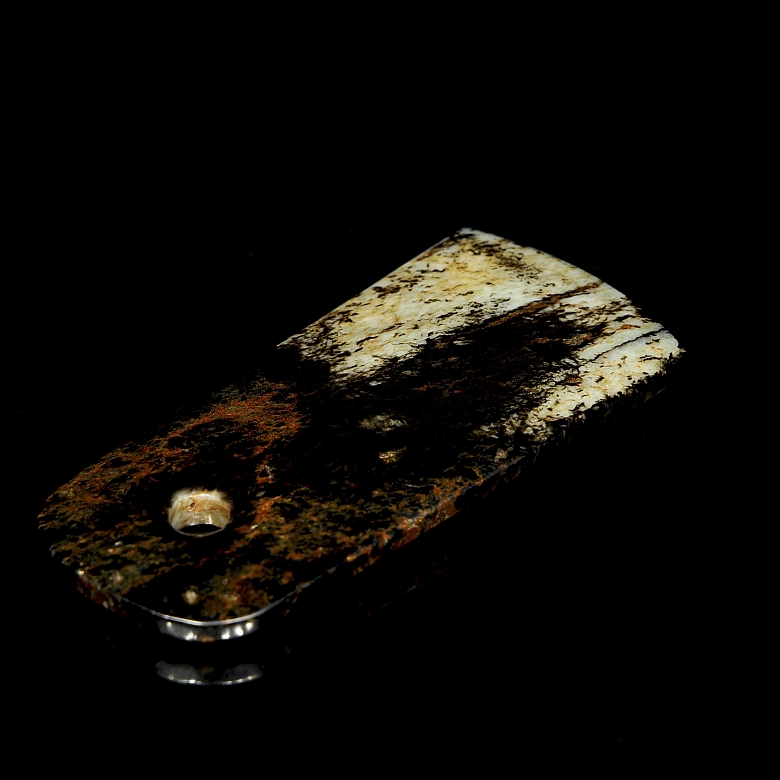 Ornamento de jade tallado, cultura arqueológica