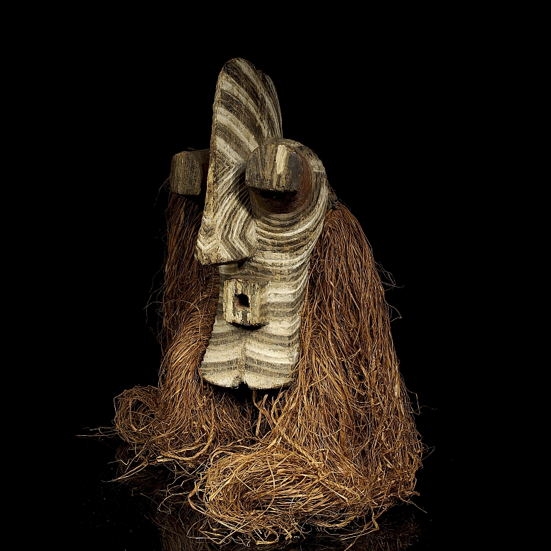 Máscara Kifwebe Songye con Traje de Rafia, R.D. del Congo, s.XX