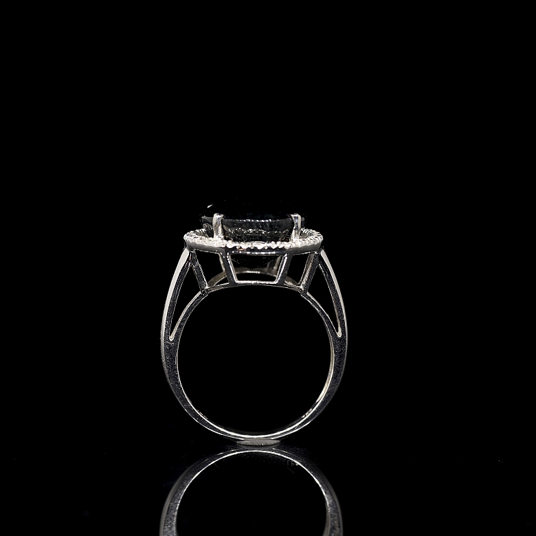 Anillo con zafiro y diamantes en oro blanco de 18k