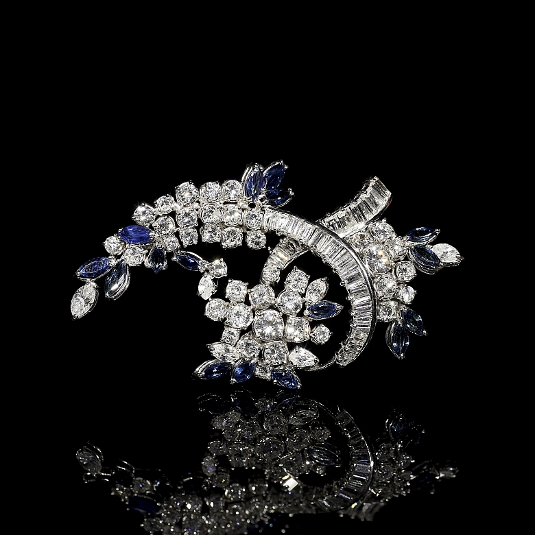 Broche con zafiros y diamantes en oro blanco de 18 kt