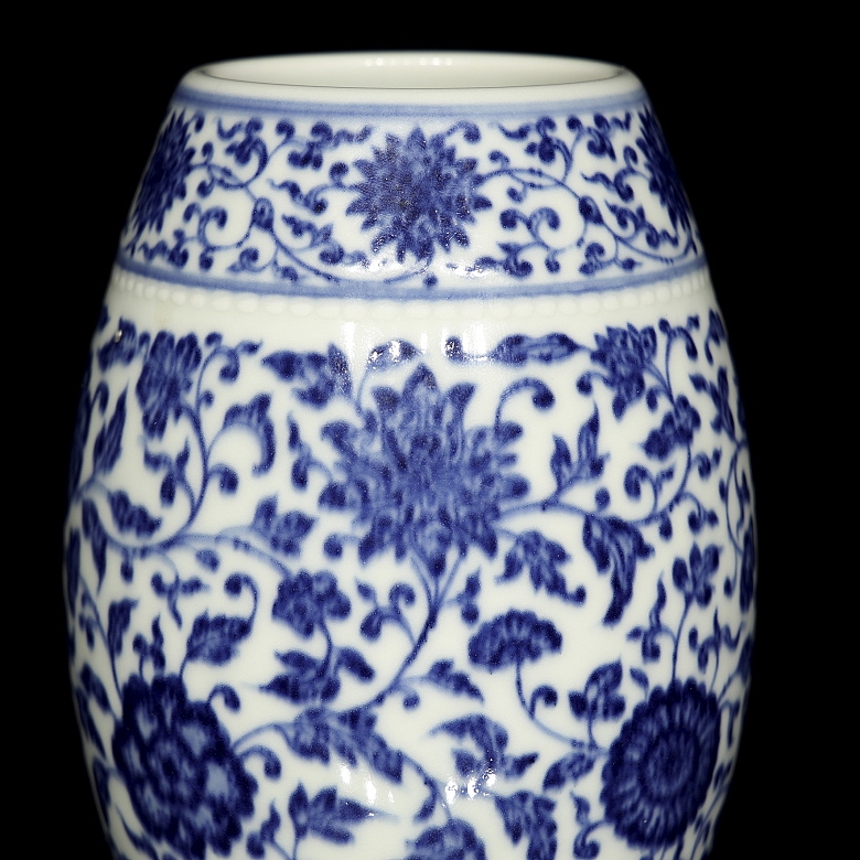 Jarrón azul y blanco con forma de barril 