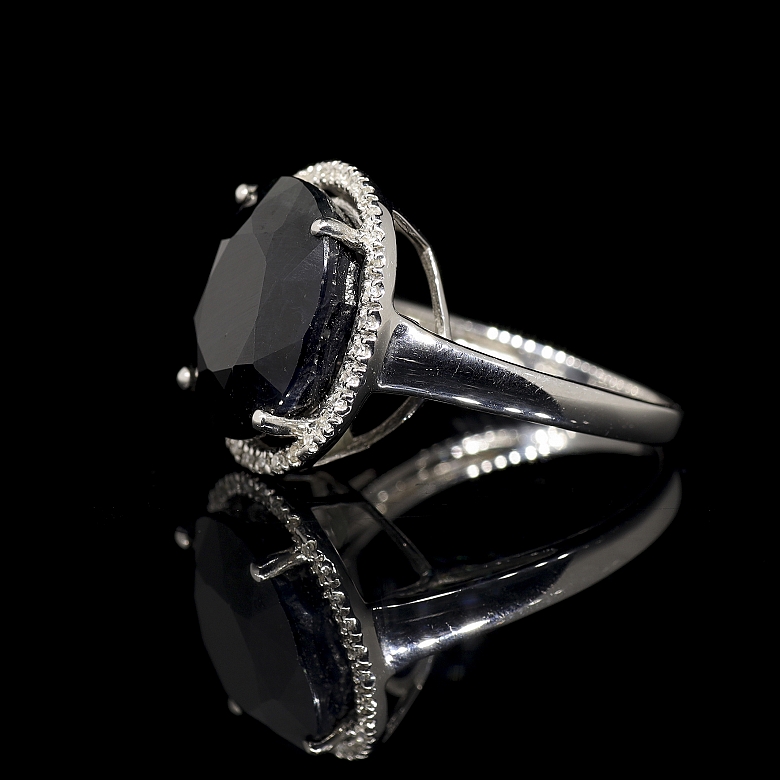 Anillo con zafiro y diamantes en oro blanco de 18k