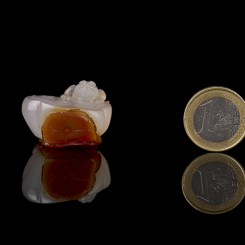 Agate carving ‘Frog on a Lotus’, Qing dynasty